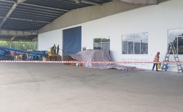 Vệ sinh khu vực tường xung quanh nhà xưởng